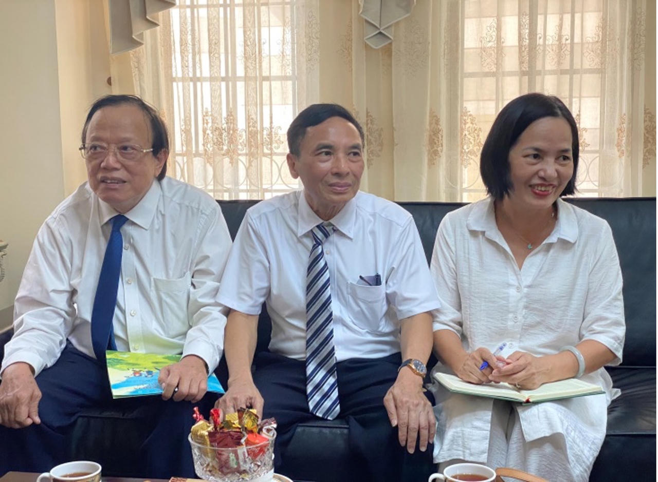 Tặng sách cho Đại sứ quán Liên bang Nga