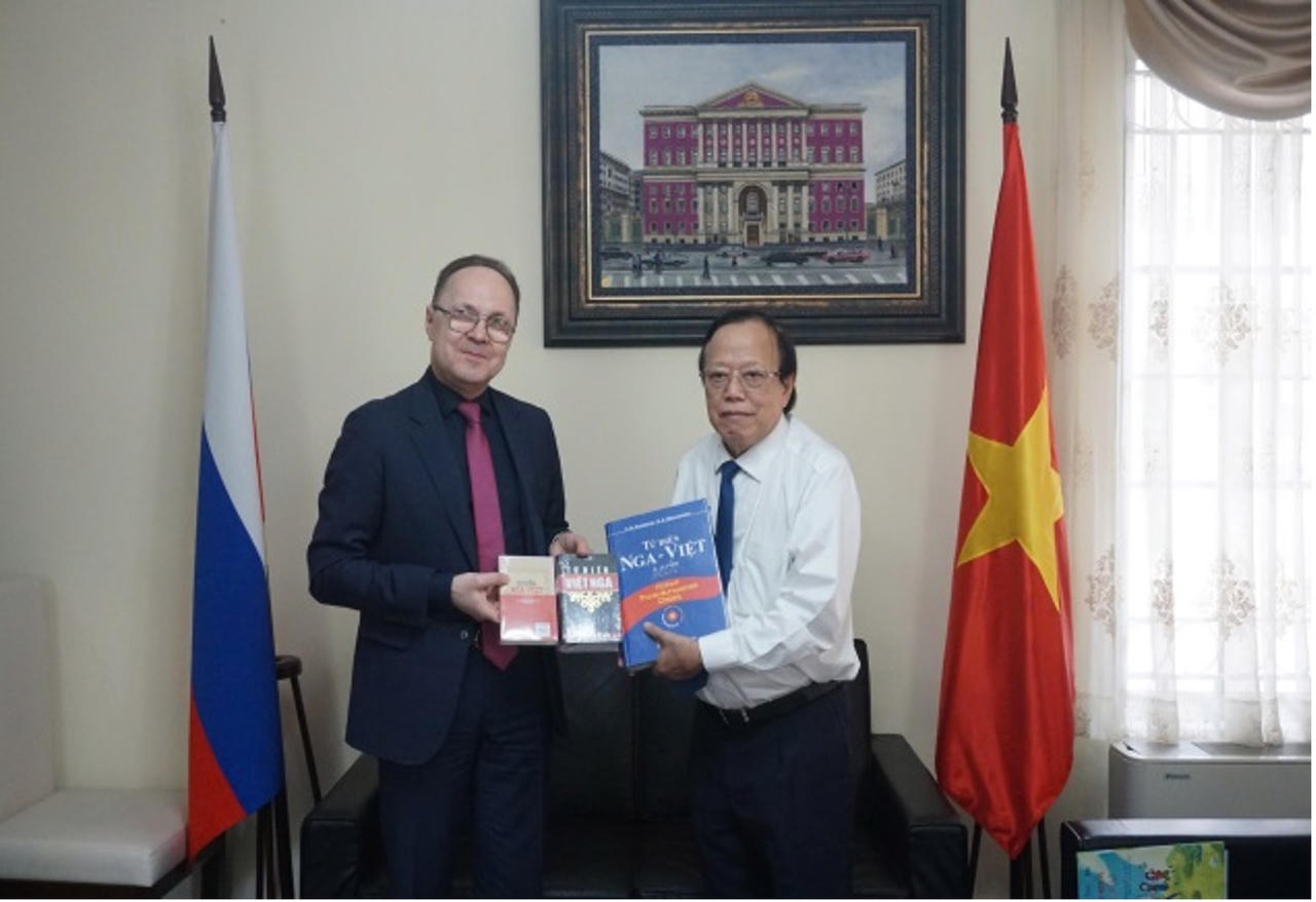 Tặng sách cho Đại sứ quán Liên bang Nga