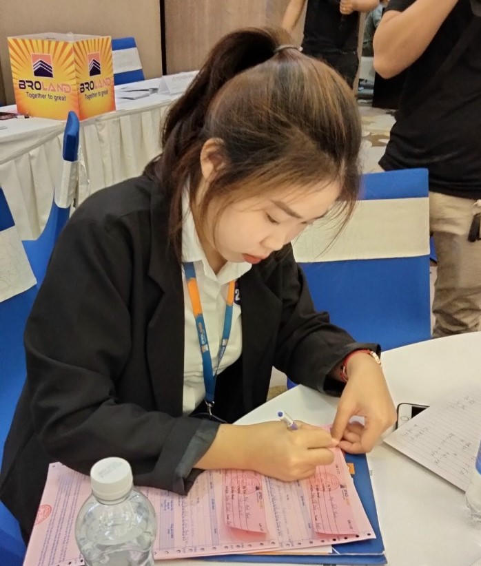 Nữ môi giới bất động sản: Luật ngầm “cắt máu” và lời hứa mật ngọt 