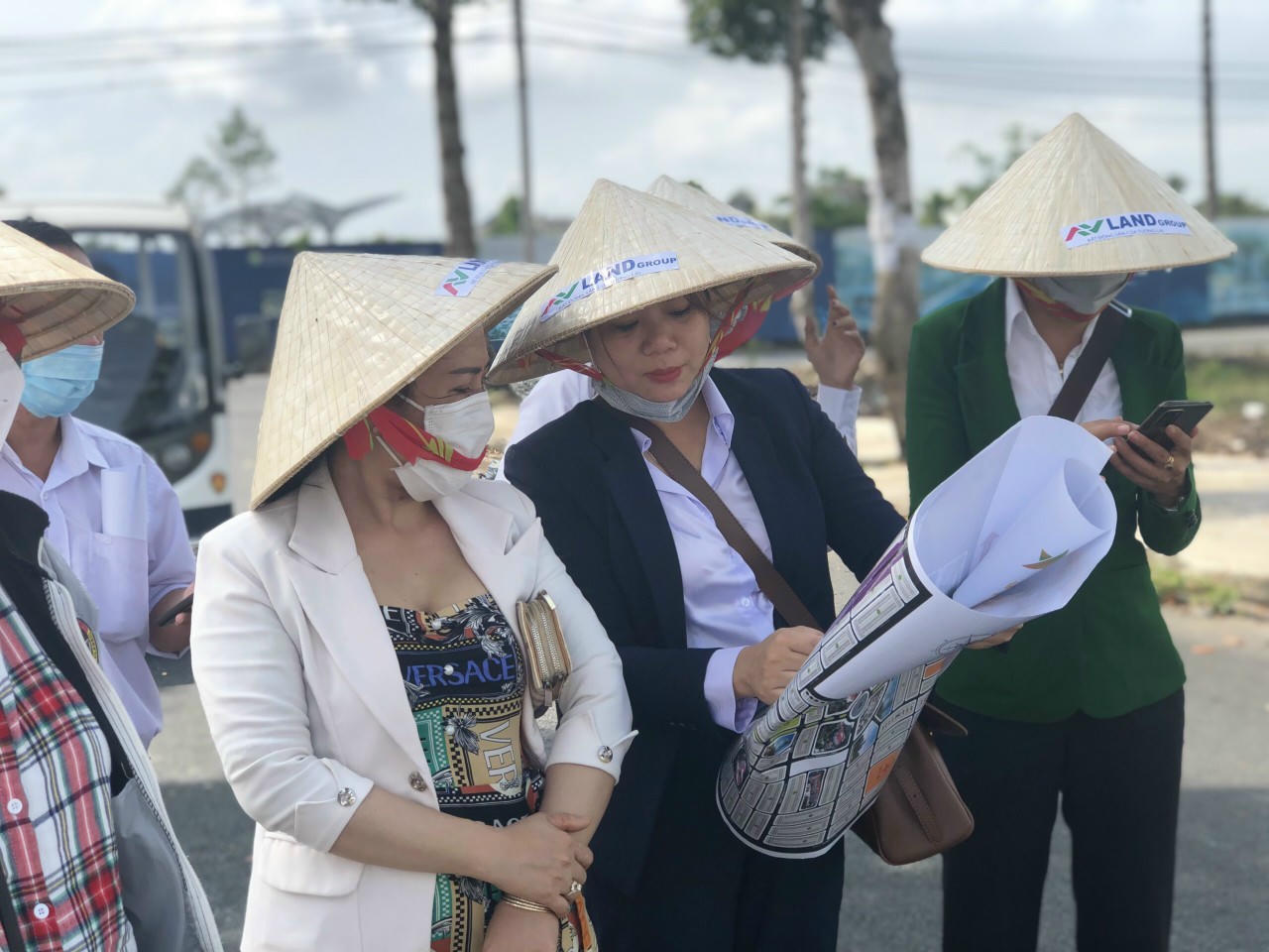 Nữ môi giới bất động sản: Luật ngầm “cắt máu” và lời hứa mật ngọt 