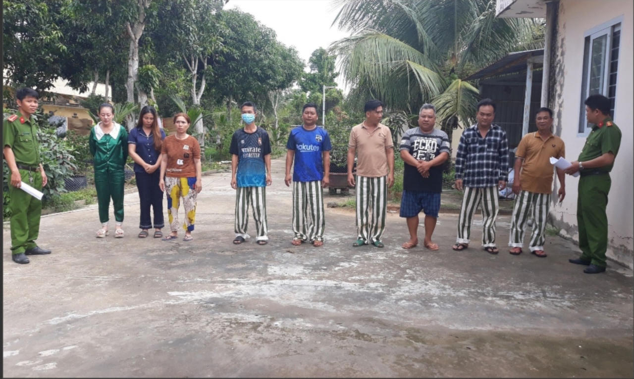 Vĩnh Long: Tạm giữ hình sự 9 đối tượng lắc tài xỉu tại quán cà phê