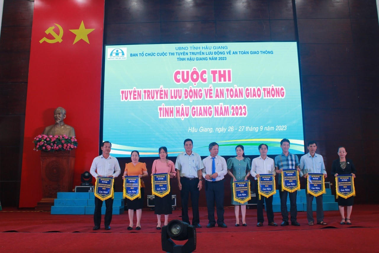 Thi Tuyên truyền lưu động về An toàn giao thông tại Hậu Giang