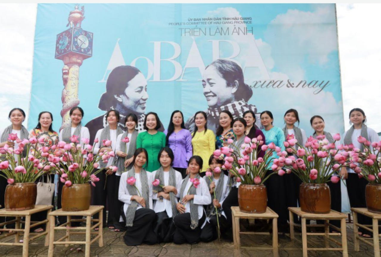 Triển lãm hơn 100 bức ảnh áo bà ba xưa và nay tại Hậu Giang