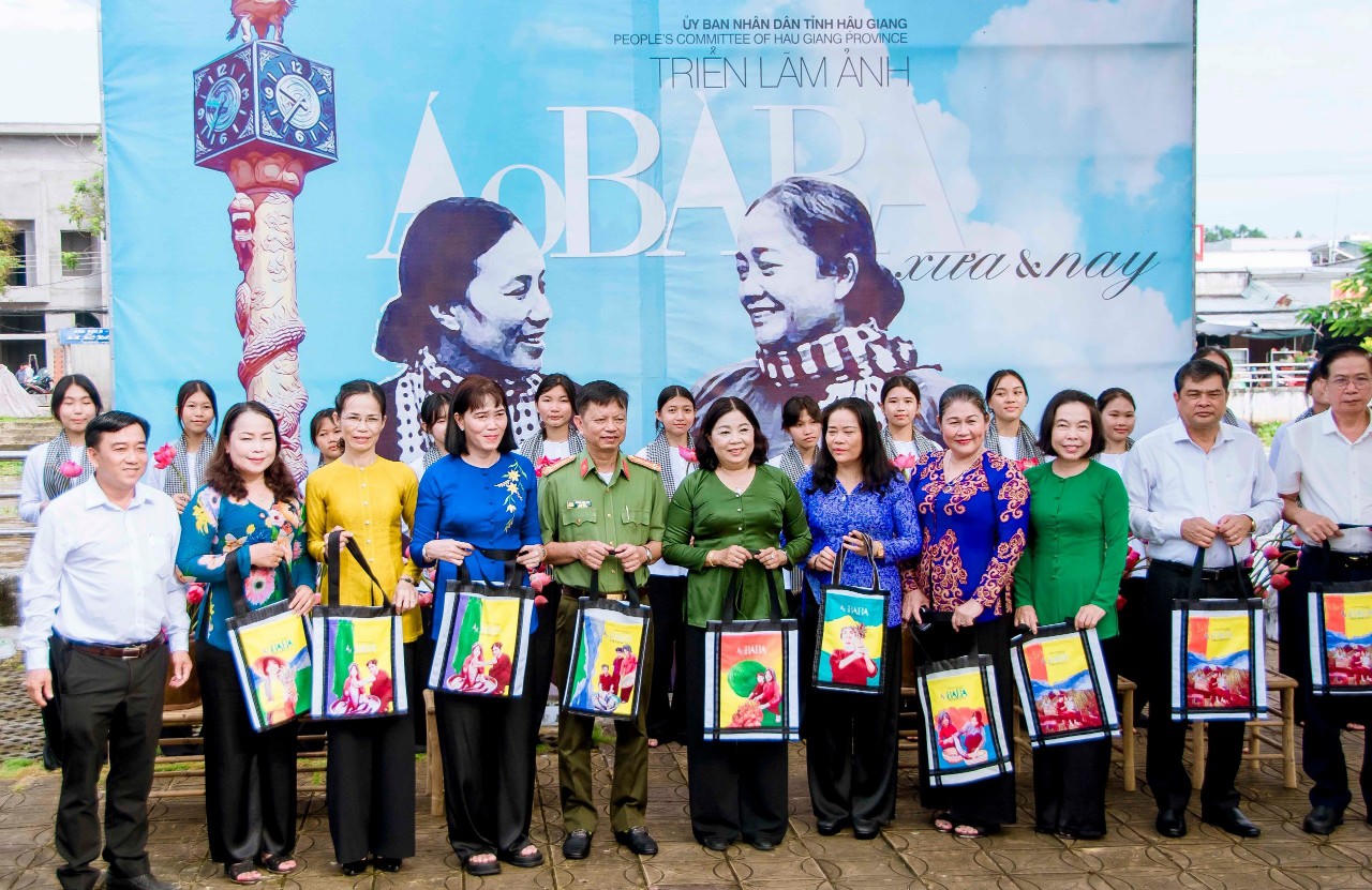 Triển lãm hơn 100 bức ảnh áo bà ba xưa và nay tại Hậu Giang