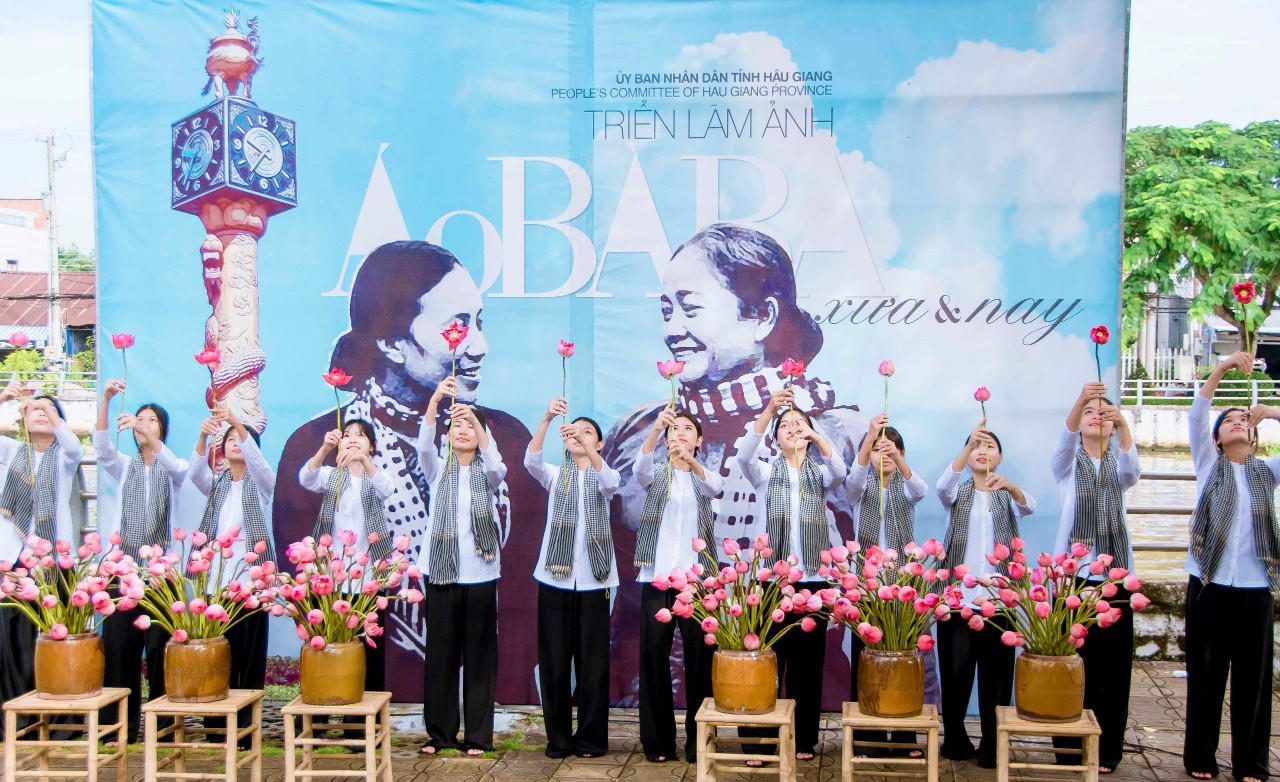 Triển lãm hơn 100 bức ảnh áo bà ba xưa và nay tại Hậu Giang