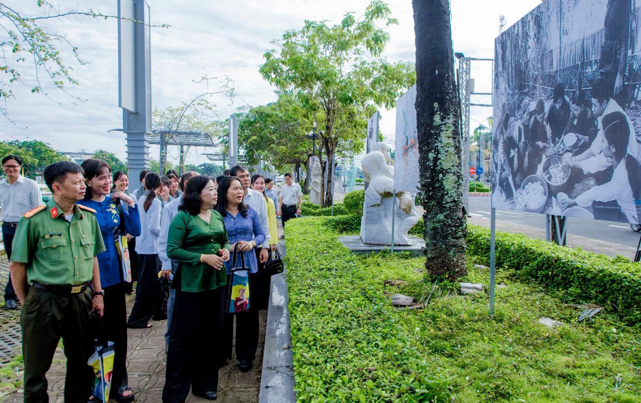 Triển lãm hơn 100 bức ảnh áo bà ba xưa và nay tại Hậu Giang