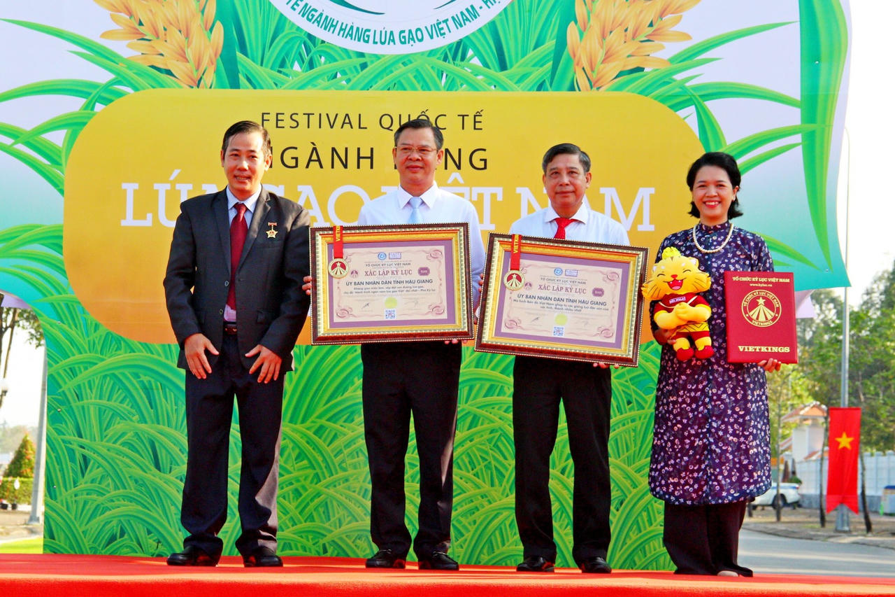 Triển lãm con đường Lúa gạo Việt Nam dài nhất tại Hậu Giang