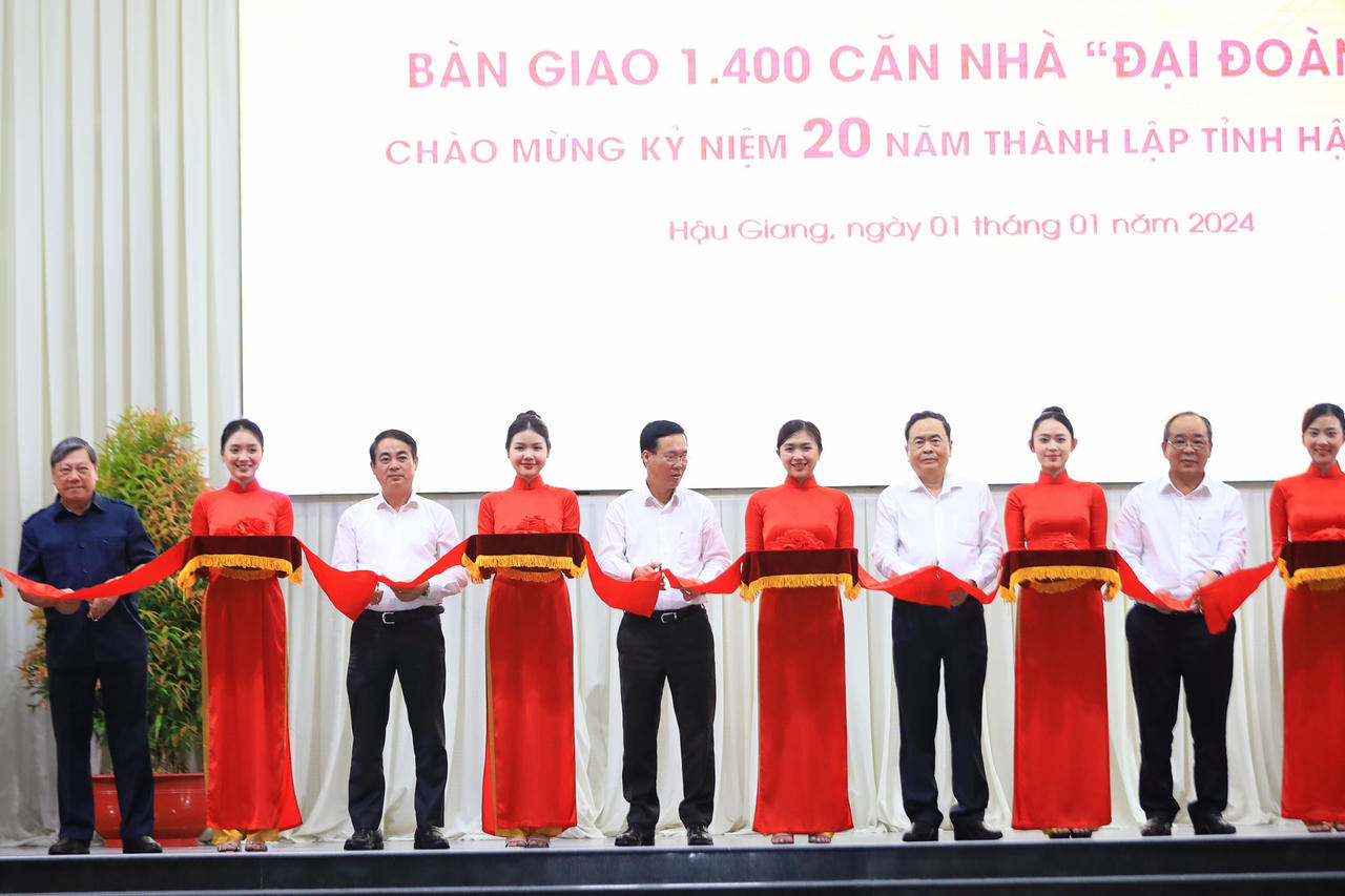 Chủ tịch nước dự Lễ bàn giao 1.400 căn nhà “Đại đoàn kết” tại tỉnh Hậu Giang