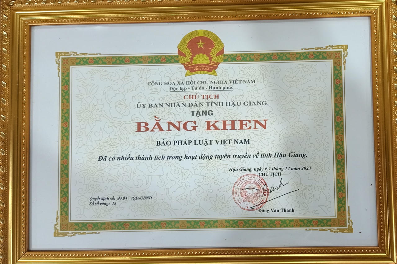 Báo PLVN nhận Bằng khen của Chủ tịch UBND tỉnh Hậu Giang