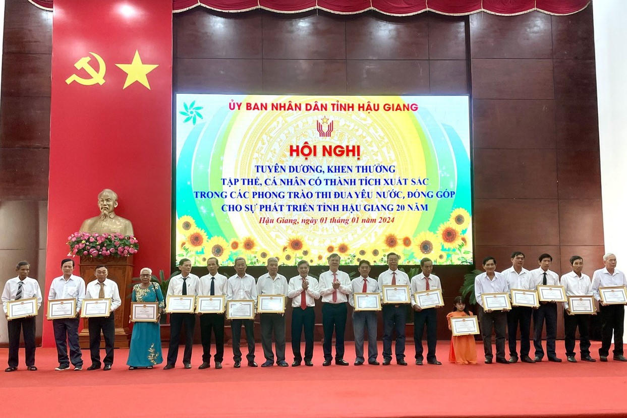 Báo PLVN nhận Bằng khen của Chủ tịch UBND tỉnh Hậu Giang