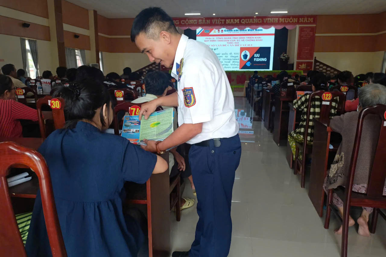 Bộ Tư lệnh vùng Cảnh sát biển 4 tuyên truyền pháp luật cho người dân ở Sóc Trăng