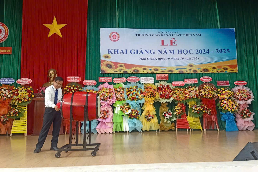 Trường Cao đẳng Luật miền Nam khai giảng năm học mới, trao bằng tốt nghiệp cho 175 sinh viên