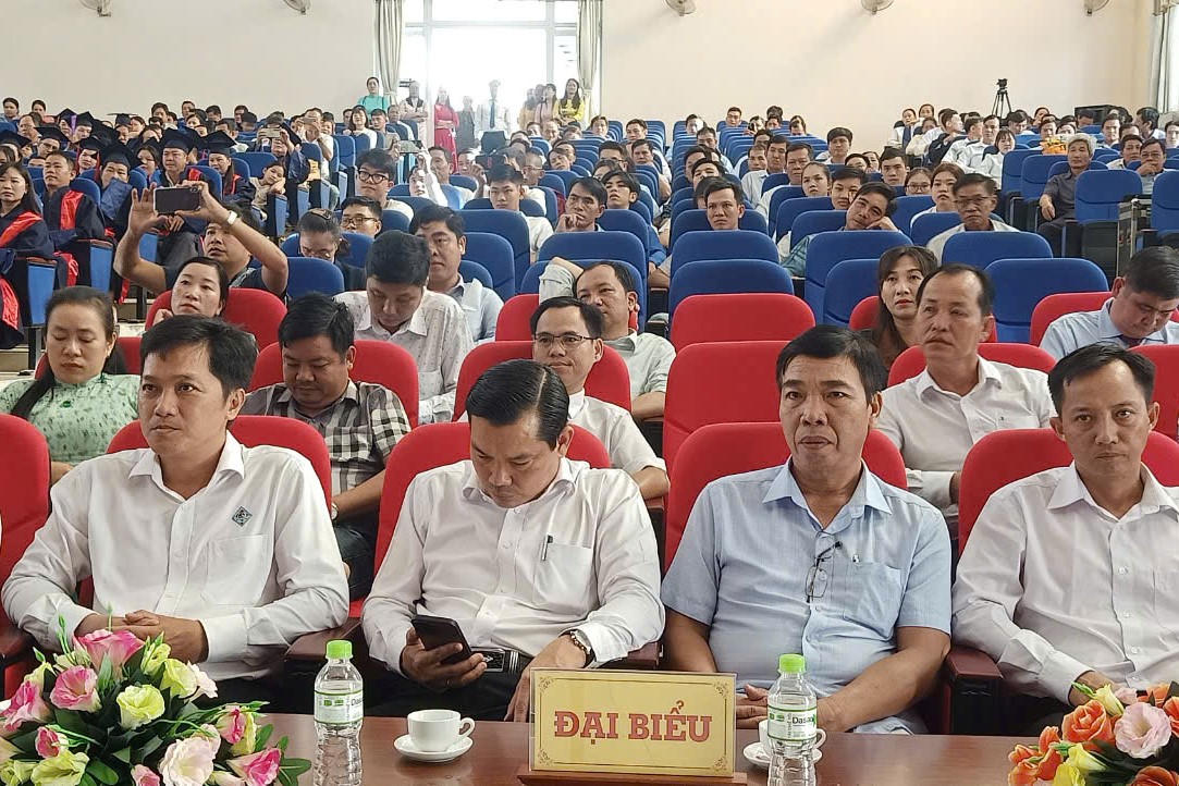 Trường Cao đẳng Luật miền Nam khai giảng năm học mới, trao bằng tốt nghiệp cho 175 sinh viên