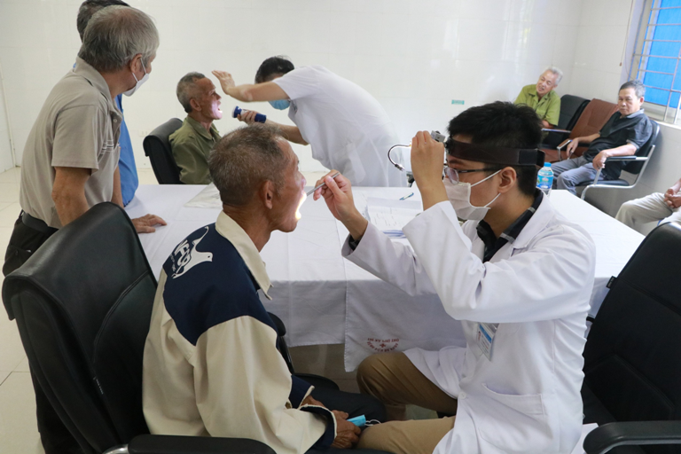 BVĐK thị xã Phú Thọ: Khám bệnh, tặng quà tri ân các thương bệnh binh, thân nhân gia đình liệt sĩ