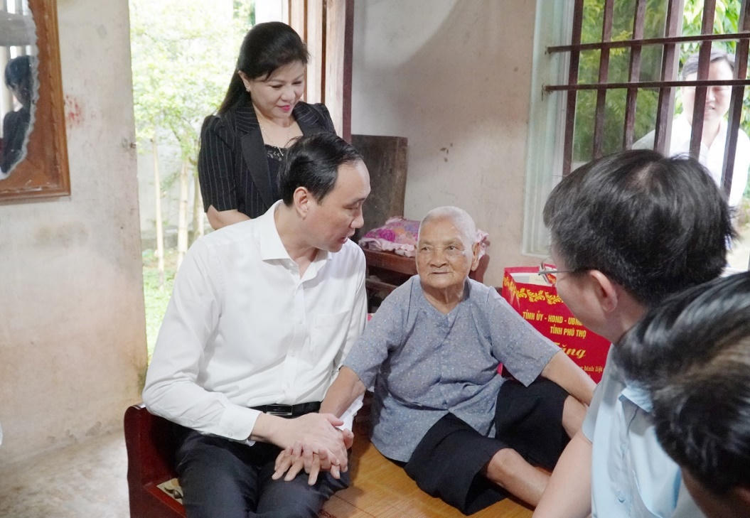 Lãnh đạo tỉnh Phú Thọ thăm, tặng quà các gia đình chính sách và người có công với cách mạng