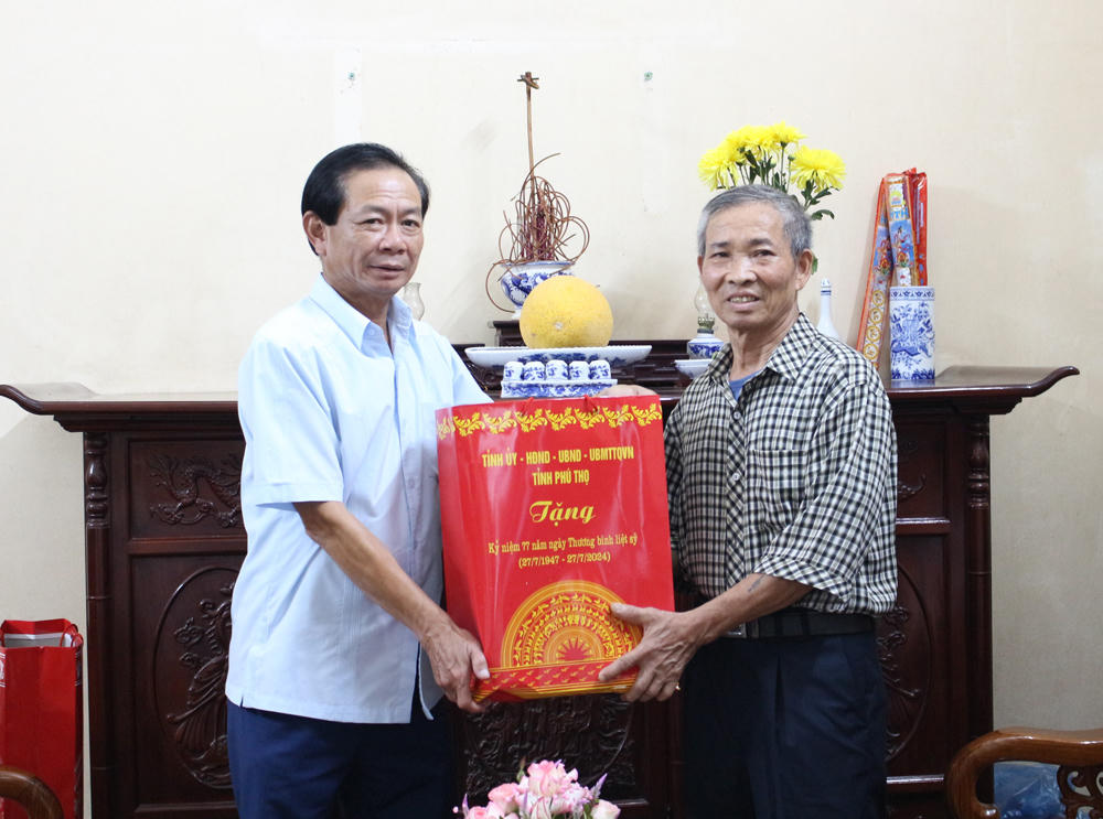 Lãnh đạo tỉnh Phú Thọ thăm, tặng quà các gia đình chính sách và người có công với cách mạng