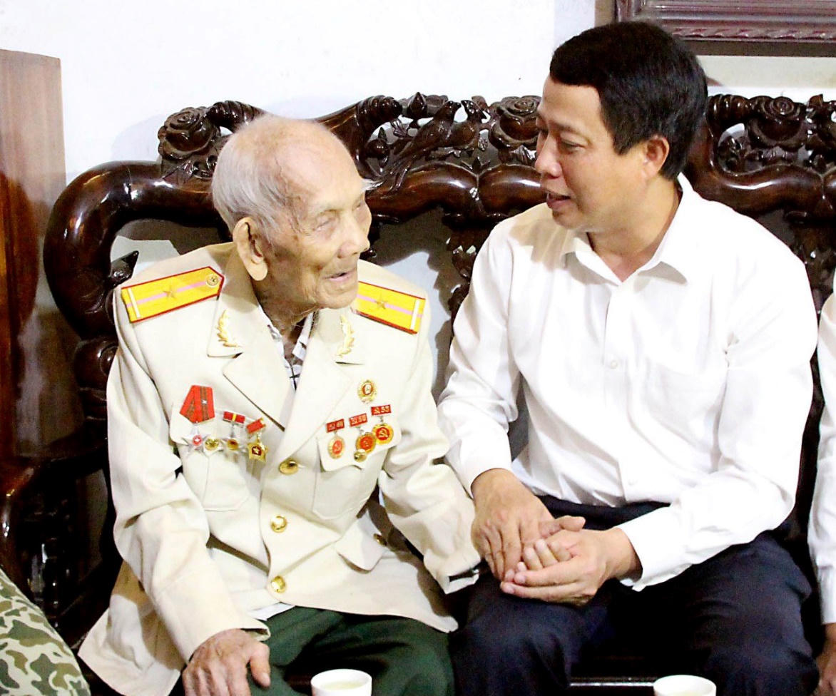 Lãnh đạo tỉnh Phú Thọ thăm, tặng quà các gia đình chính sách và người có công với cách mạng