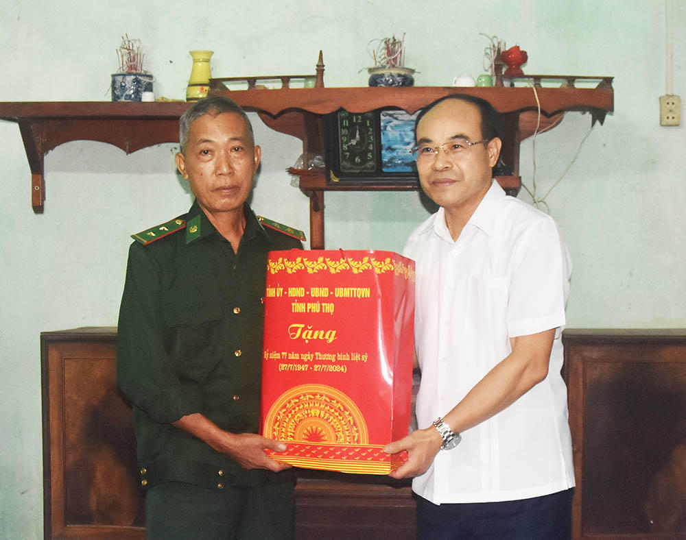 Lãnh đạo tỉnh Phú Thọ thăm, tặng quà các gia đình chính sách và người có công với cách mạng