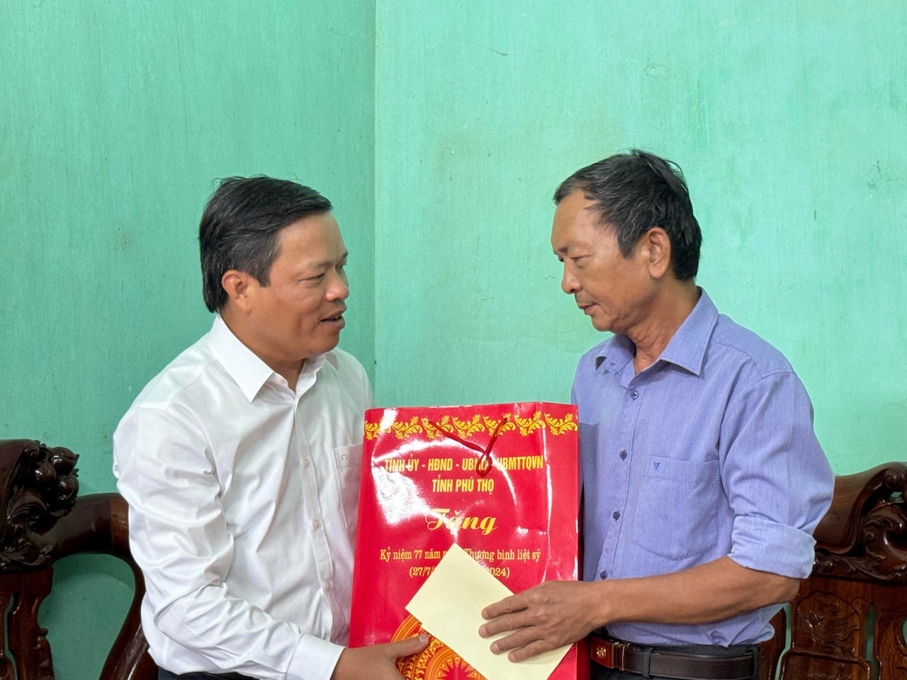 Lãnh đạo tỉnh Phú Thọ thăm, tặng quà các gia đình chính sách và người có công với cách mạng