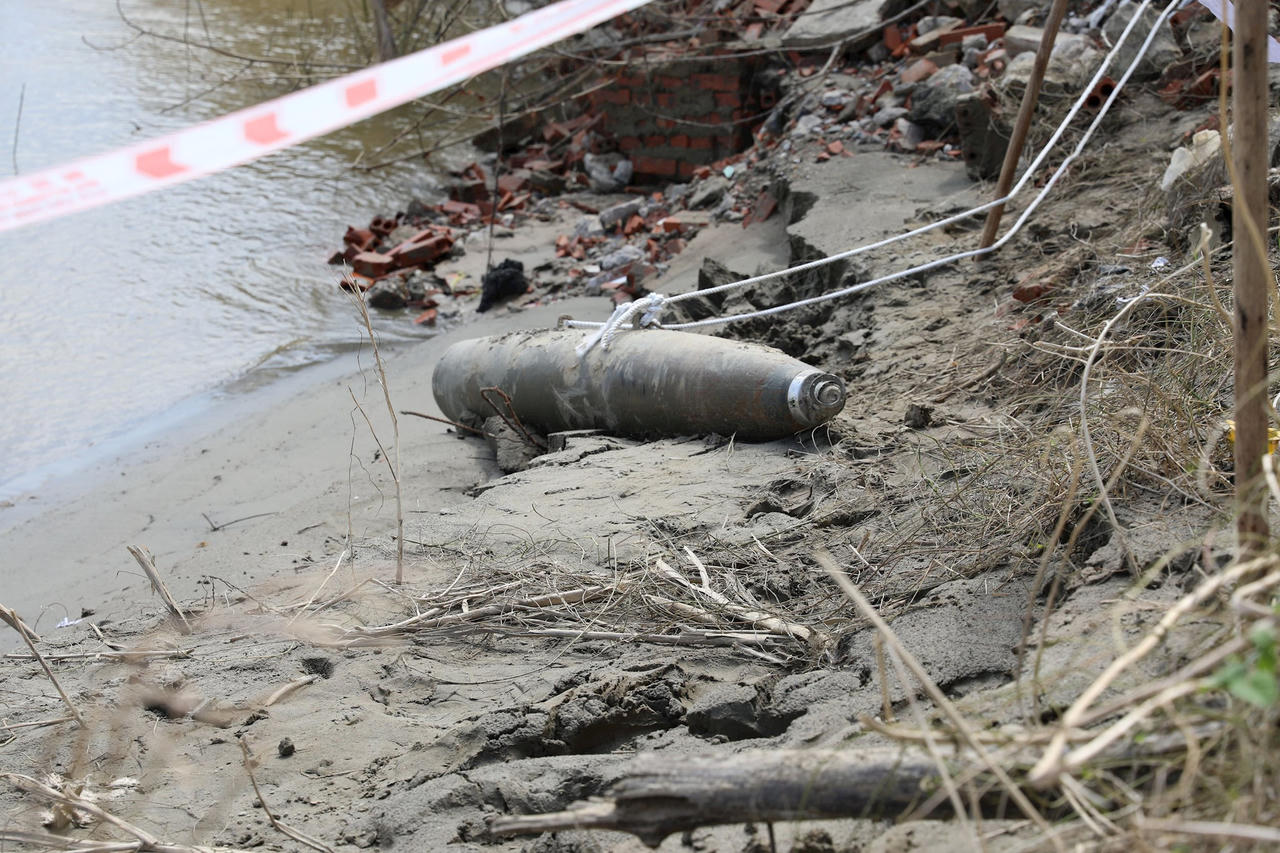 Phát hiện quả bom dài hơn 1m ở Cảng Việt Trì