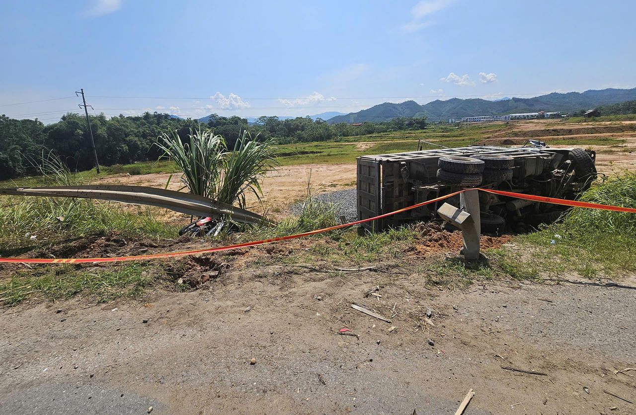 Hai người đi xe máy tử vong sau va chạm với xe tải ở Phú Thọ