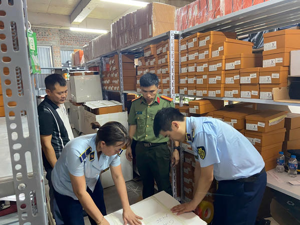 Tạm giữ hơn 9.000 sản phẩm hàng hóa có dấu hiệu giả mạo nhãn hiệu, không rõ nguồn gốc