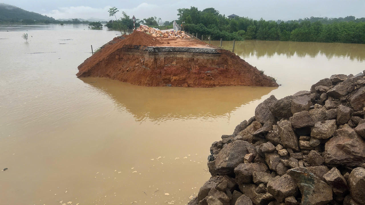 Khẩn trương đắp đất chống tràn sau vỡ đê Sông Lô
