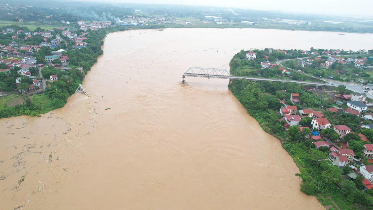 Tăng cường tìm kiếm cứu hộ, cứu nạn nạn nhân và phương tiện vụ sập cầu Phong Châu
