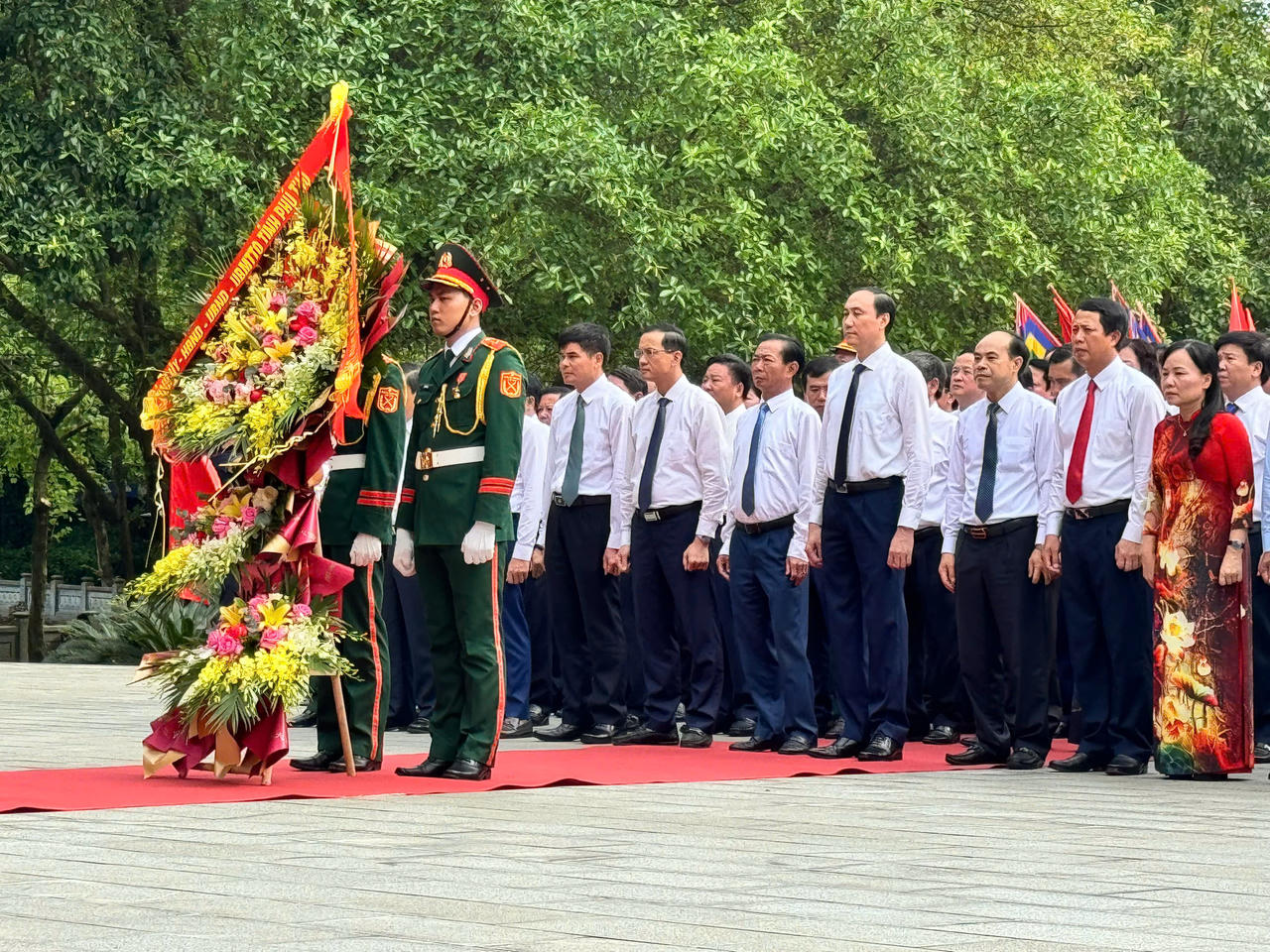 Lãnh đạo tỉnh Phú Thọ dâng hương, hoa kỷ niệm 70 năm Bác Hồ về thăm Đền Hùng