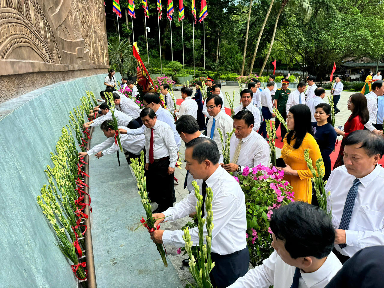 Lãnh đạo tỉnh Phú Thọ dâng hương, hoa kỷ niệm 70 năm Bác Hồ về thăm Đền Hùng