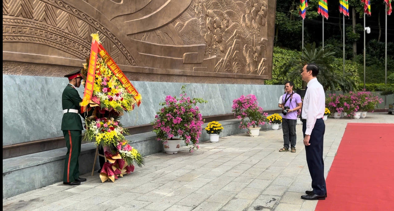 Lãnh đạo tỉnh Phú Thọ dâng hương, hoa kỷ niệm 70 năm Bác Hồ về thăm Đền Hùng