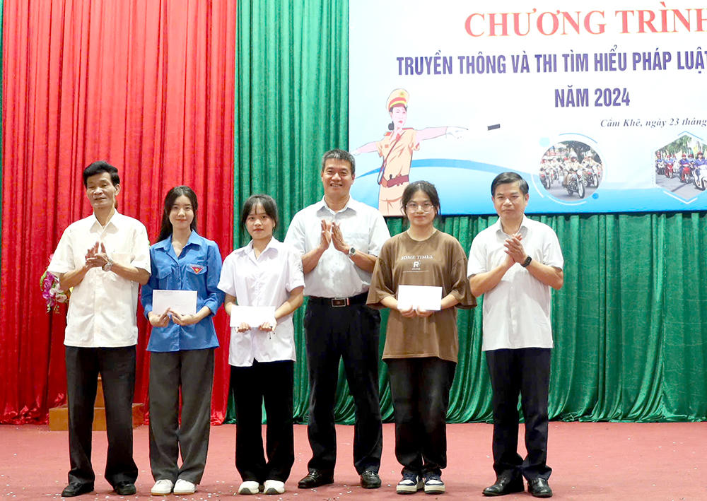 Phú Thọ tổ chức tuyên truyền pháp luật về an toàn giao thông cho học sinh