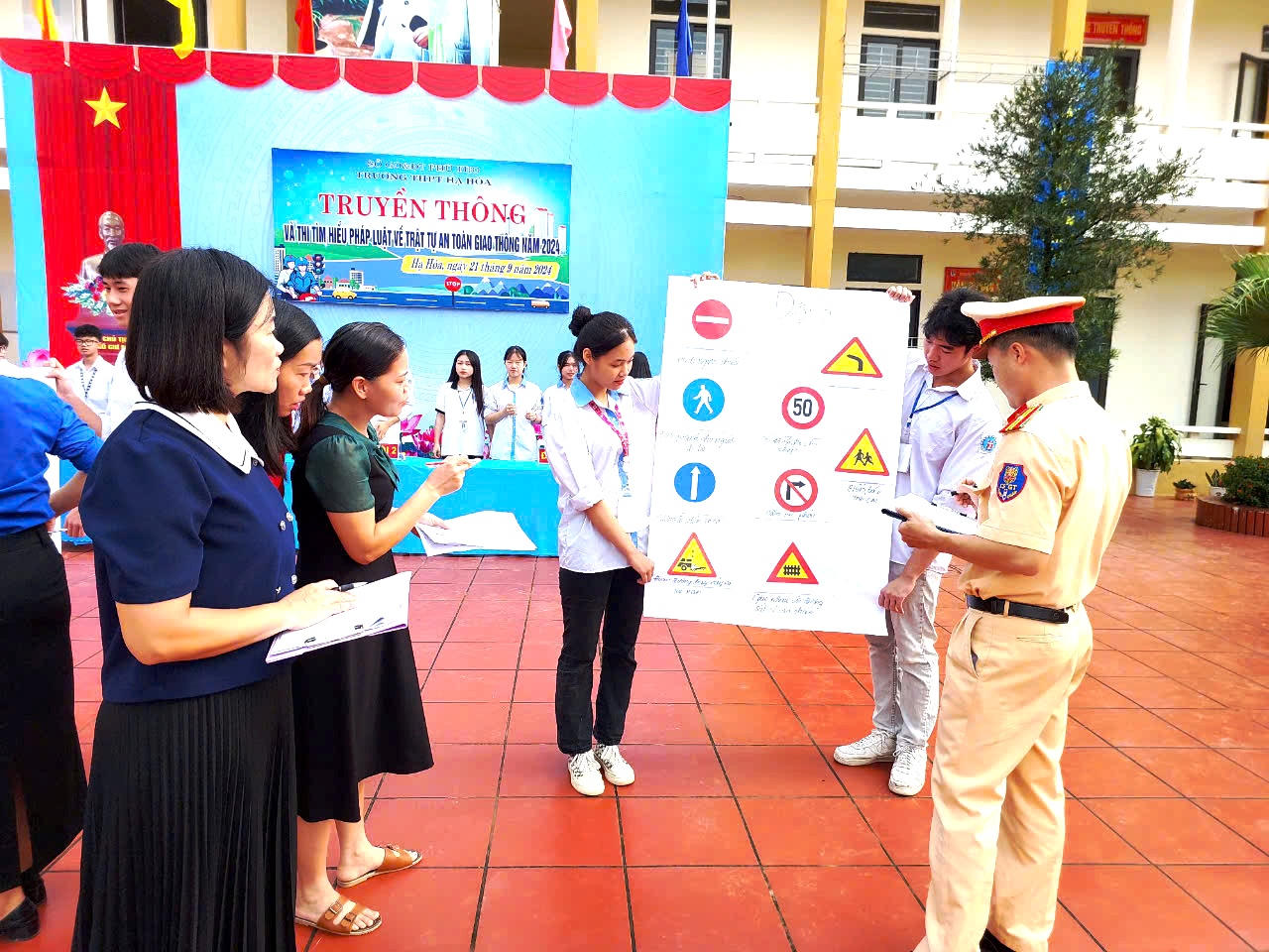 Phú Thọ tổ chức tuyên truyền pháp luật về an toàn giao thông cho học sinh