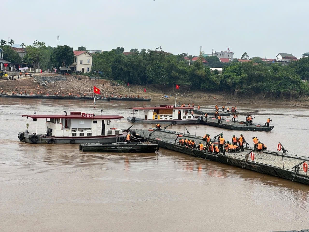 Phú Thọ: Chính thức bắc cầu phao thay thế tạm cầu Phong Châu