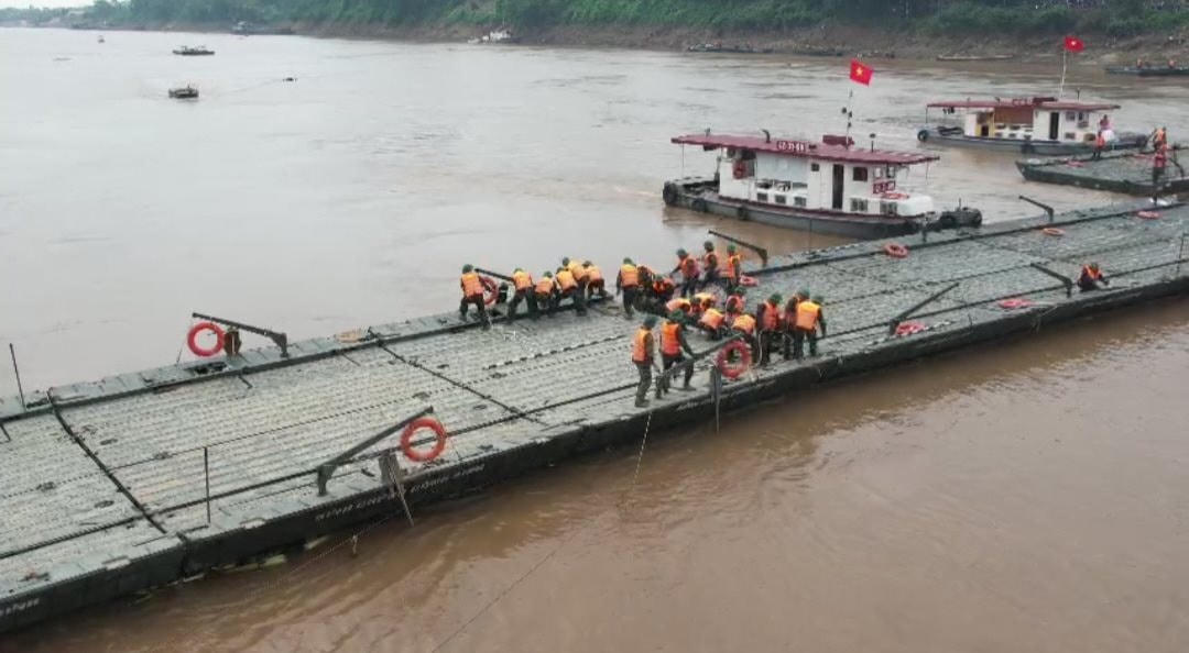 Phú Thọ: Chính thức bắc cầu phao thay thế tạm cầu Phong Châu