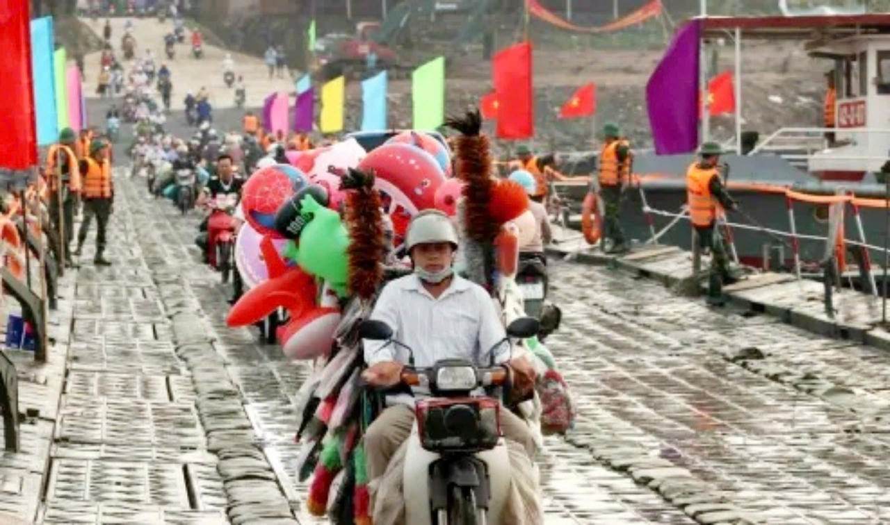 Chính thức thông xe cầu phao Phong Châu