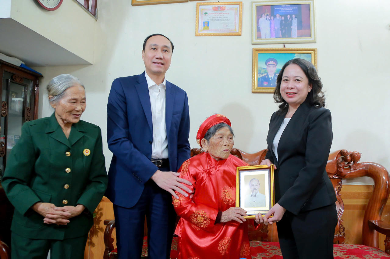 Phó Chủ tịch nước Võ Thị Ánh Xuân thăm, tặng quà tại tỉnh Phú Thọ 