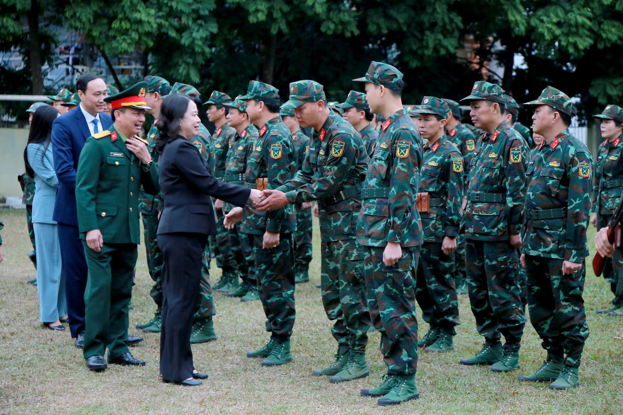 Phó Chủ tịch nước Võ Thị Ánh Xuân thăm, tặng quà tại tỉnh Phú Thọ 