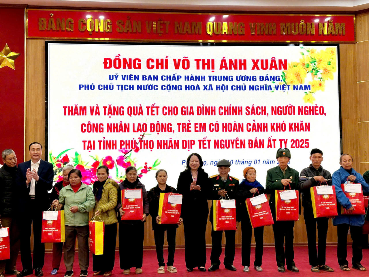 Phó Chủ tịch nước Võ Thị Ánh Xuân thăm, tặng quà tại tỉnh Phú Thọ 