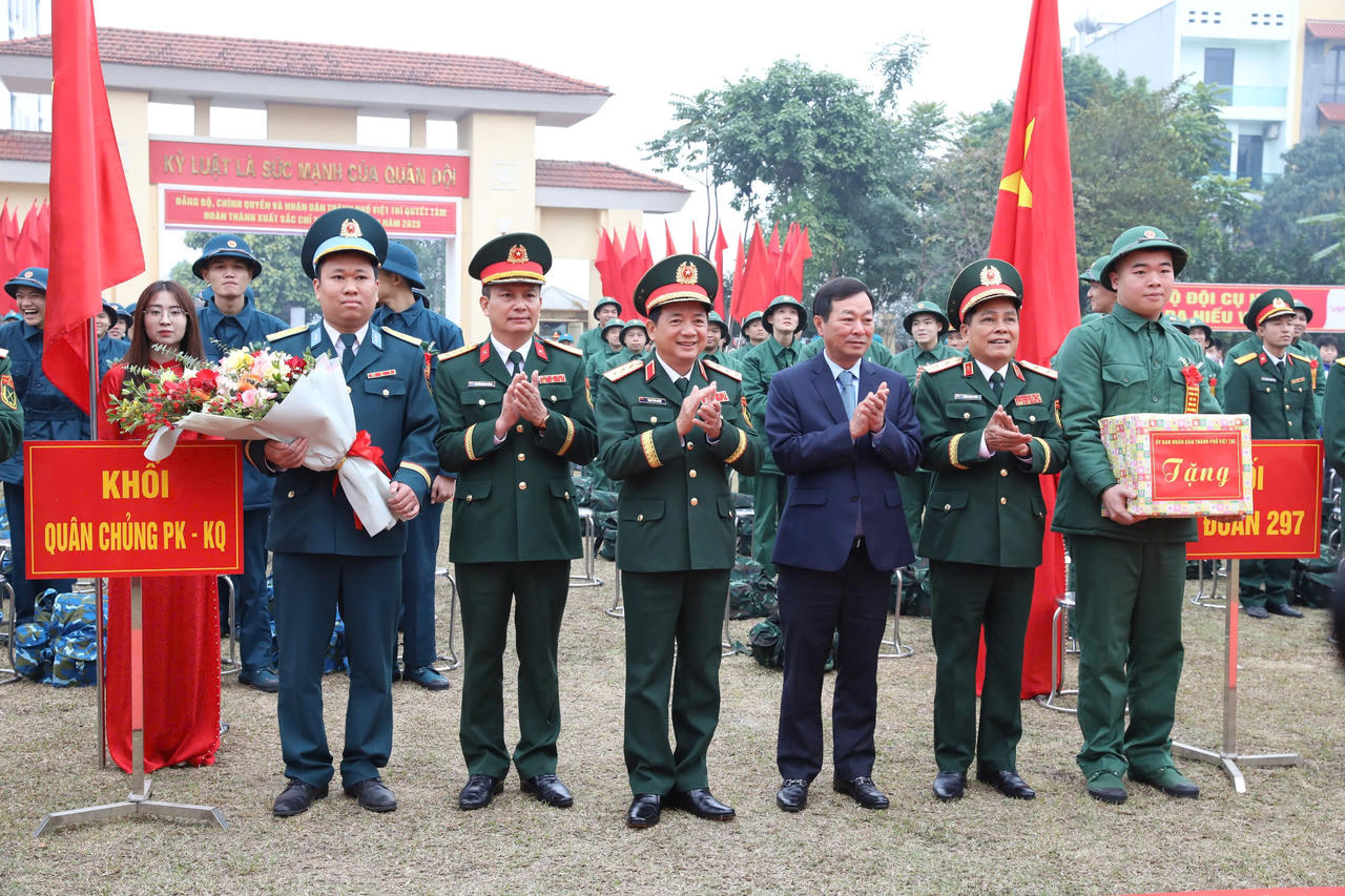 Thanh niên ưu tú toàn quốc phấn khởi lên đường nhập ngũ