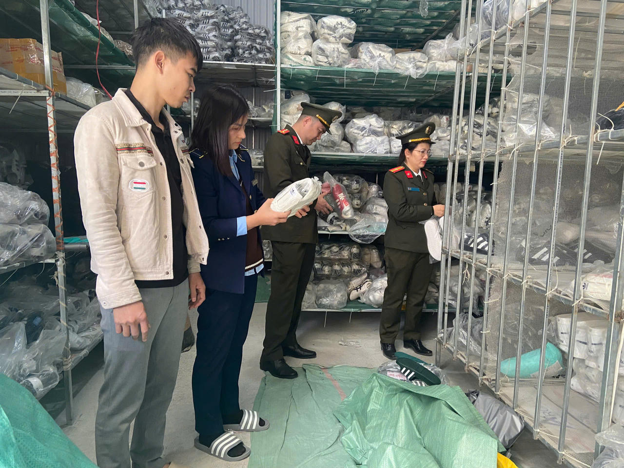 Tiêu hủy gần 6.000 đôi giầy giả mạo nhãn hiệu