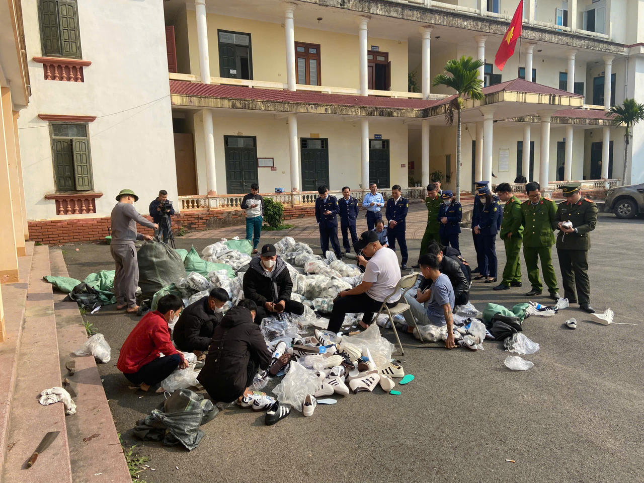 Tiêu hủy gần 6.000 đôi giầy giả mạo nhãn hiệu