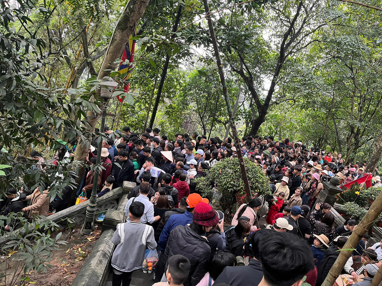 Du khách nô nức hành hương về Đền Hùng