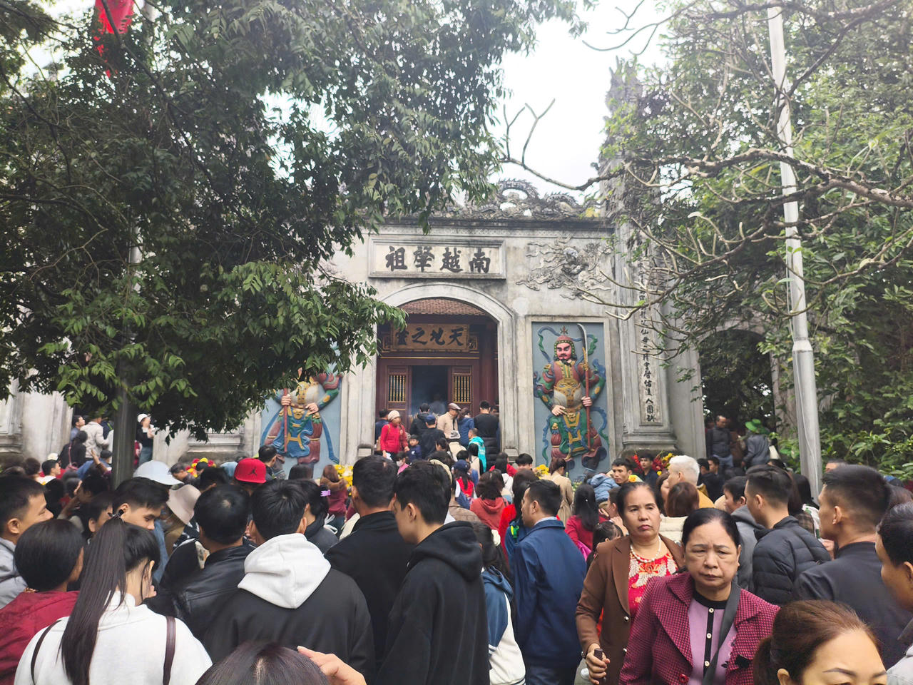 Du khách nô nức hành hương về Đền Hùng