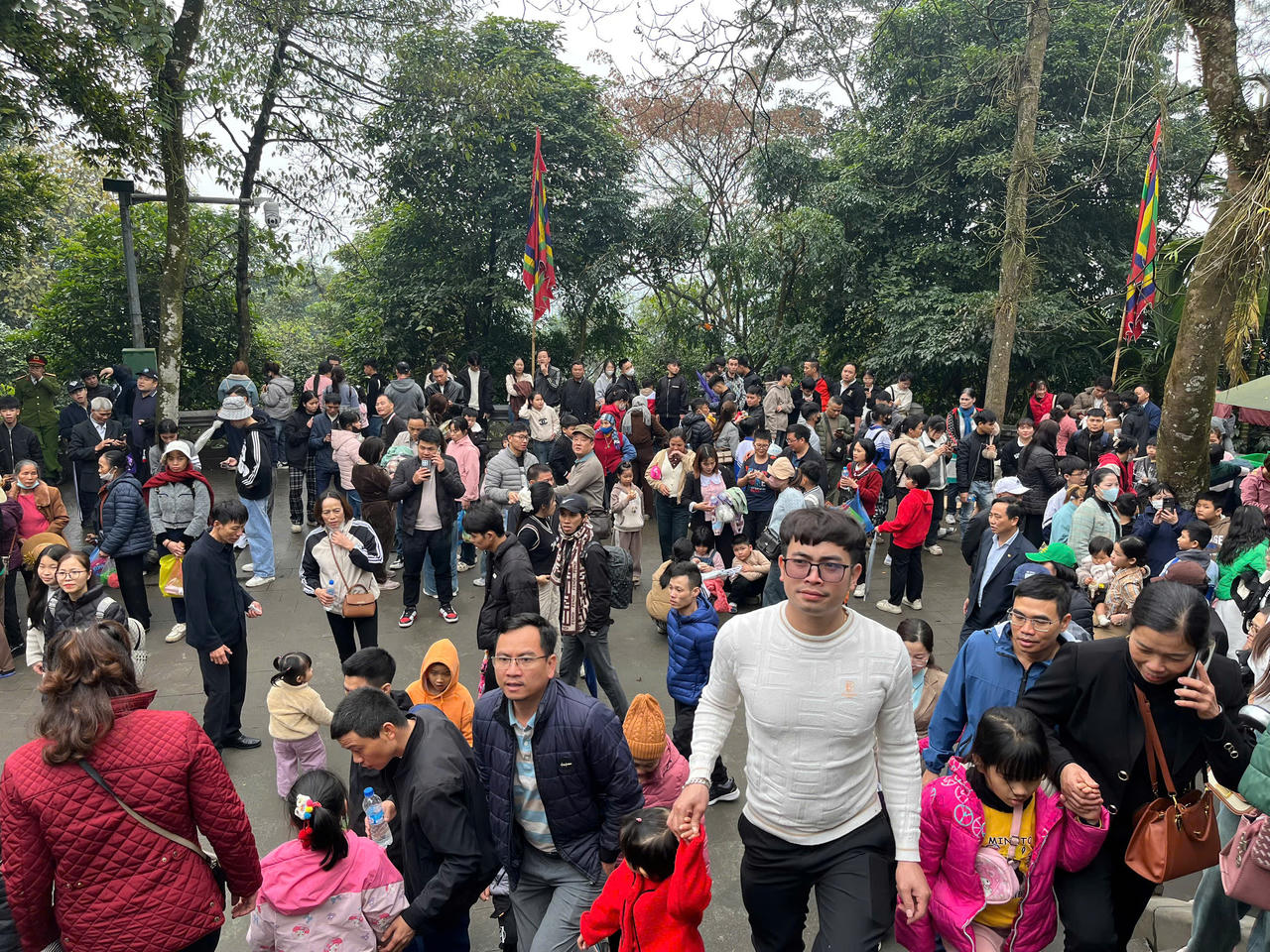 Du khách nô nức hành hương về Đền Hùng