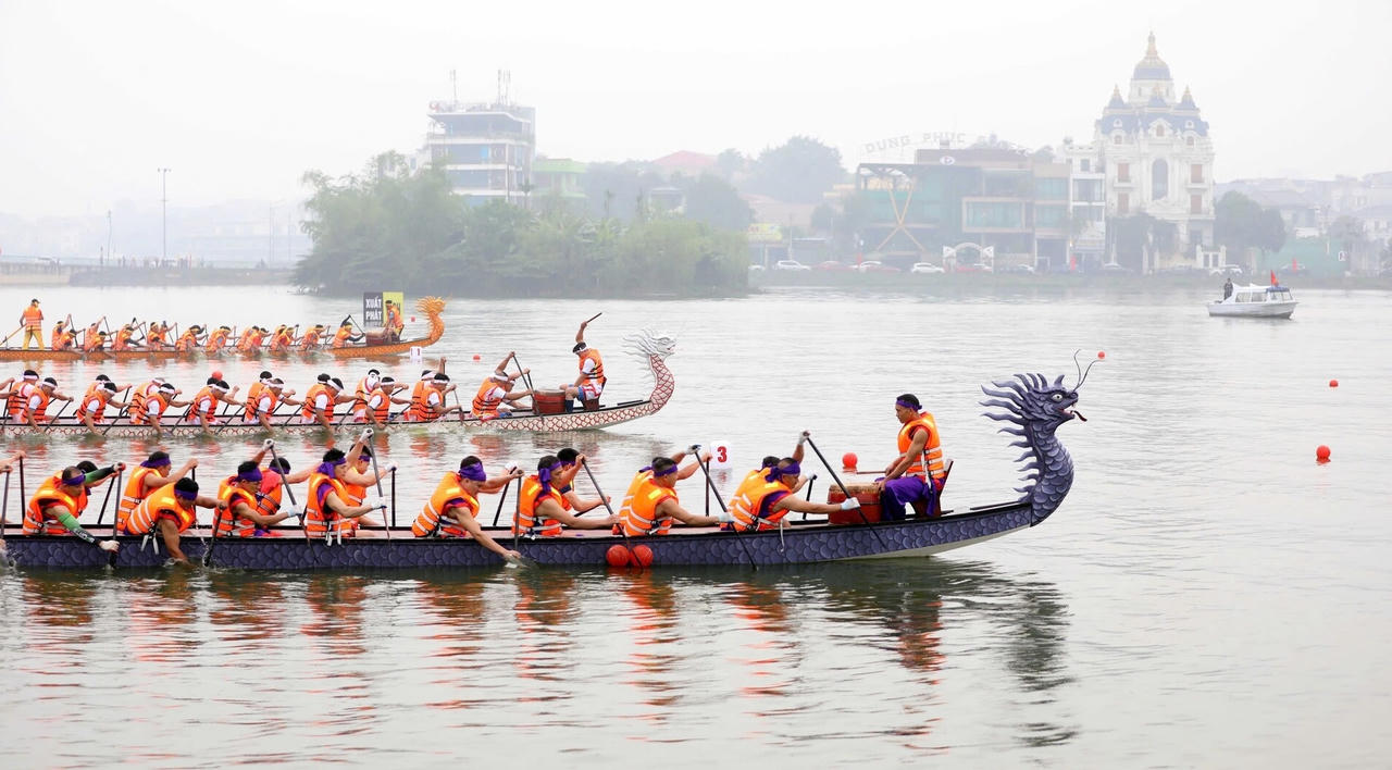 Sôi nổi Giải bơi chải trên hồ Công viên Văn Lang