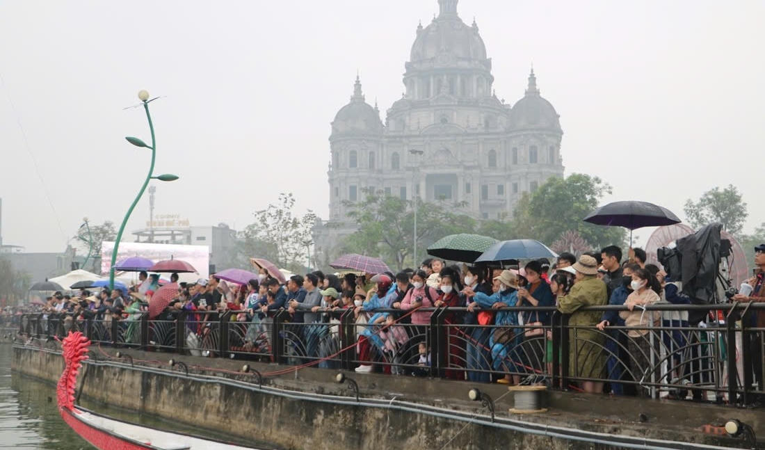 Sôi nổi Giải bơi chải trên hồ Công viên Văn Lang