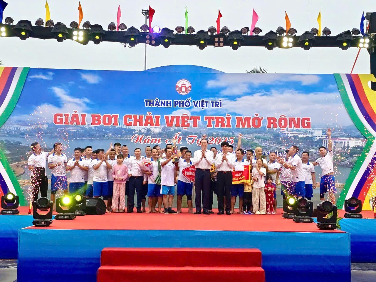 Sôi nổi Giải bơi chải trên hồ Công viên Văn Lang