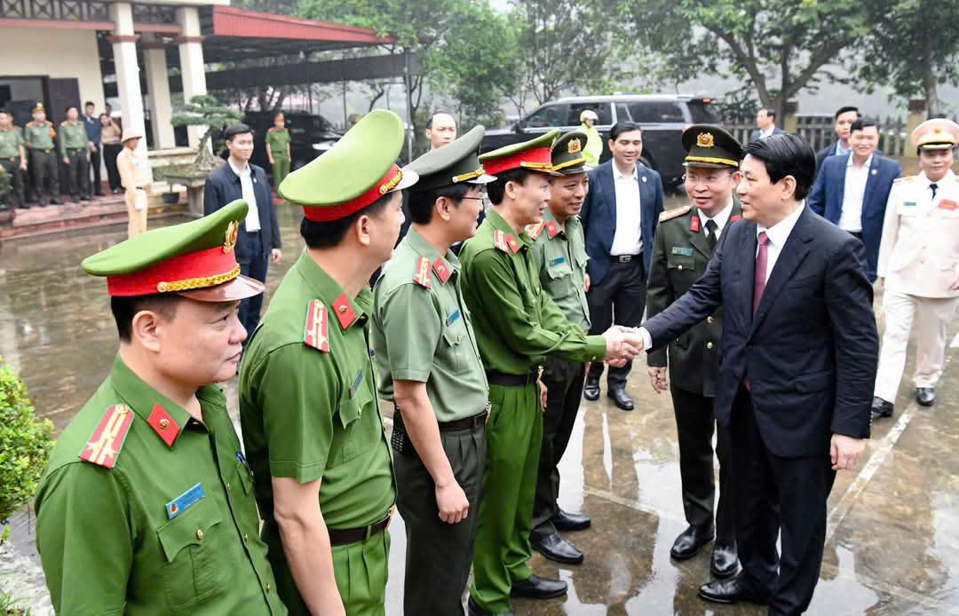 Chủ tịch nước Lương Cường thăm, động viên cán bộ chiến sỹ Công an làm nhiệm vụ tại Đền Hùng