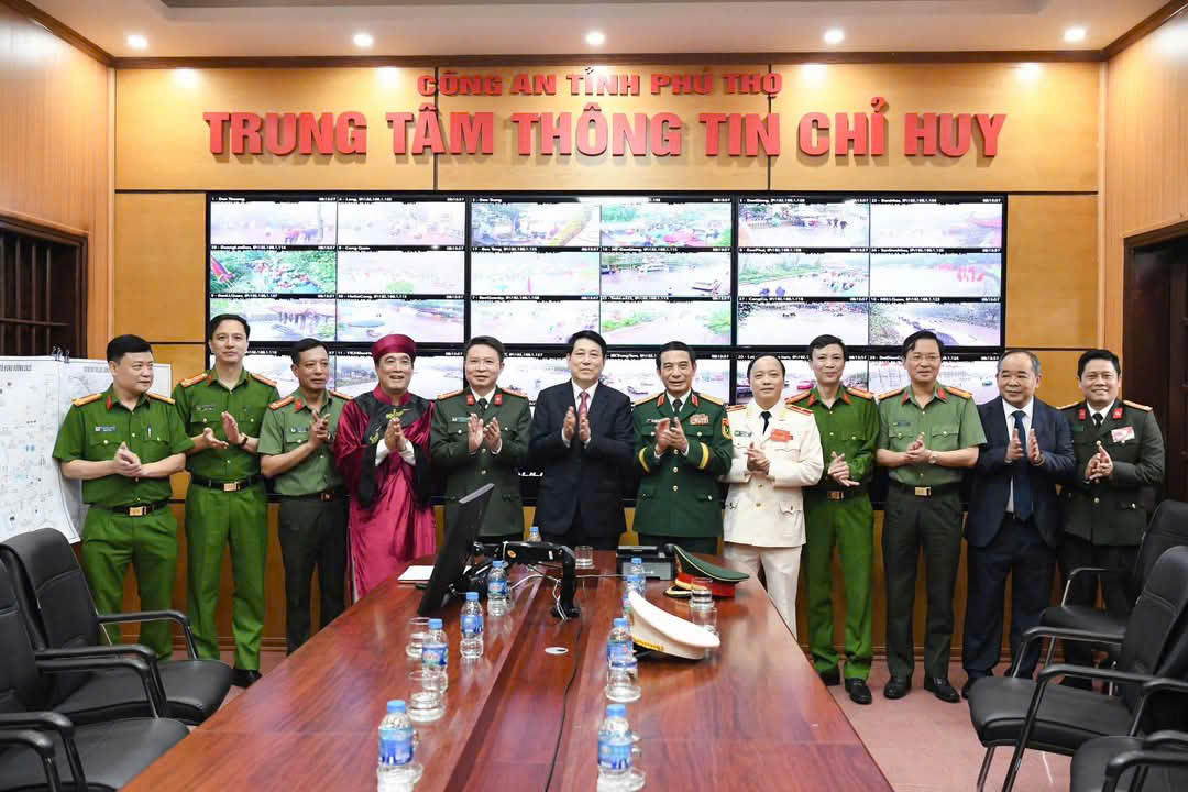 Chủ tịch nước Lương Cường thăm, động viên cán bộ chiến sỹ Công an làm nhiệm vụ tại Đền Hùng